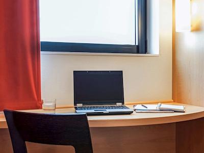 آیبیس بارسلونا ریپولت