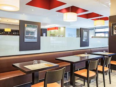 آیبیس بارسلونا ریپولت