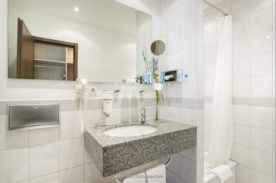 مریلا ایرپورت هتل کلن