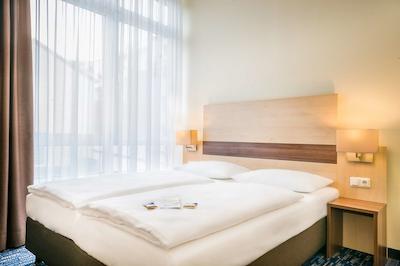 مریلا ایرپورت هتل کلن