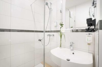 مریلا ایرپورت هتل کلن