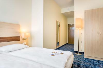 مریلا ایرپورت هتل کلن