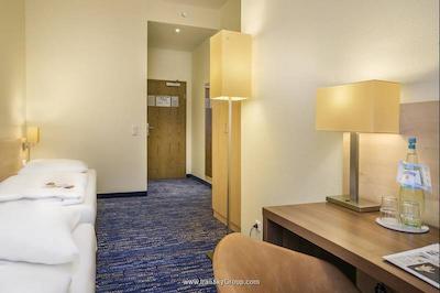 مریلا ایرپورت هتل کلن