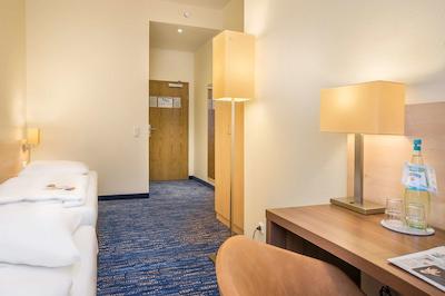 مریلا ایرپورت هتل کلن