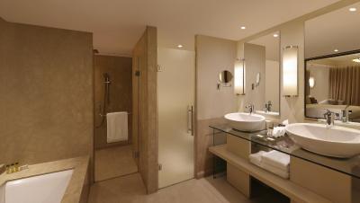 دابل تری بای هیلتون اگرا