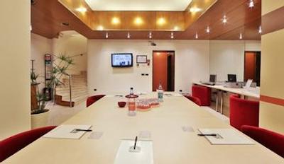 بست وسترن سیتی میلانو سنترو