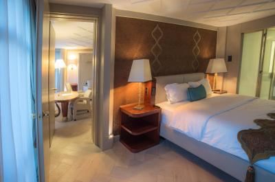 مگا رزیدنس اند هتل نیشان تاشی