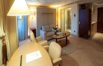 مگا رزیدنس اند هتل نیشان تاشی