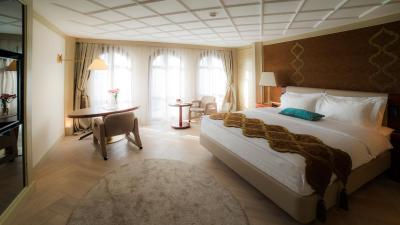 مگا رزیدنس اند هتل نیشان تاشی