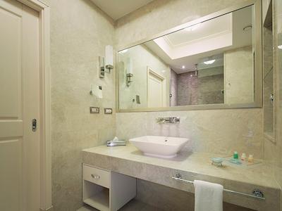 تایتانیک بیزینس کارتال