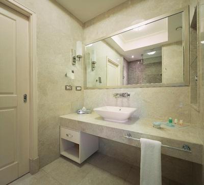 تایتانیک بیزینس کارتال