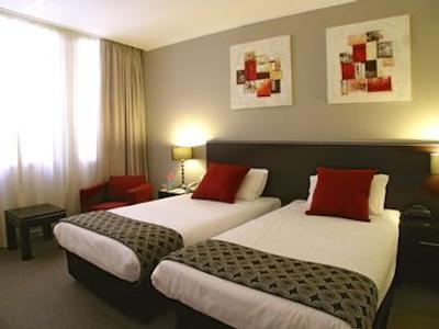 مترو هتل آن پیت