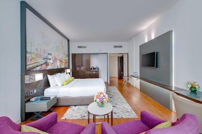 هوارد جانسون پلازا بای ویدهام