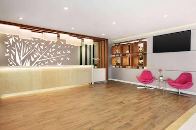 هوارد جانسون پلازا بای ویدهام