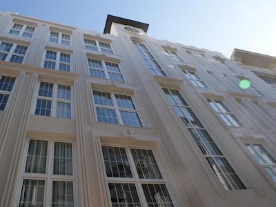 آرت دکو اچ‌ تی دیزاین سوئیت