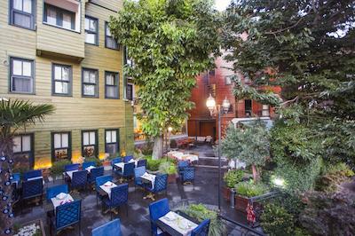 گاردن هاوس استانبول