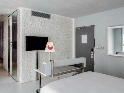 دمیرورن استقلال پالاس