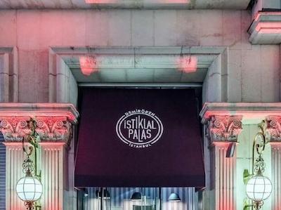 دمیرورن استقلال پالاس