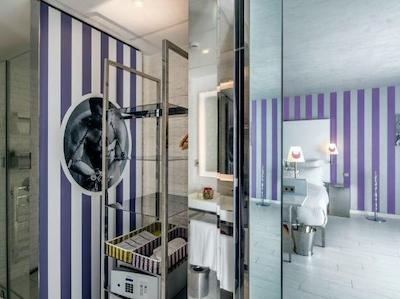 دمیرورن استقلال پالاس