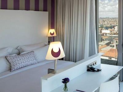 دمیرورن استقلال پالاس