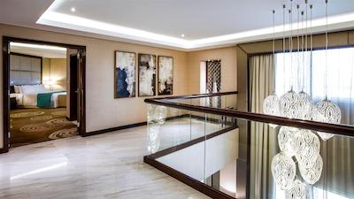 کرون پلازا دبی دیره