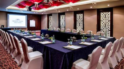 کرون پلازا دبی دیره