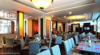 کارنمانی پالاس هتل