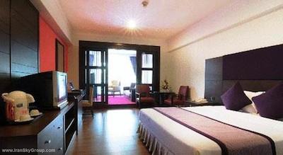 کارنمانی پالاس هتل