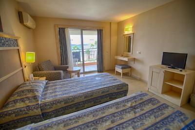 افسیا هالیدی بیچ کلاب