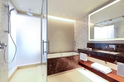 هیلتون باتومی