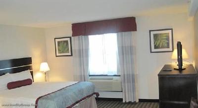 سوپر 8 ساسکاتون وست