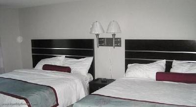 سوپر 8 ساسکاتون وست