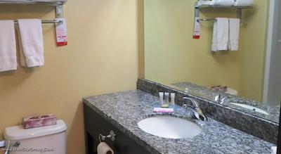 سوپر 8 ساسکاتون وست