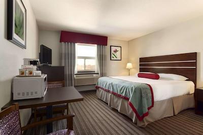 سوپر 8 ساسکاتون وست