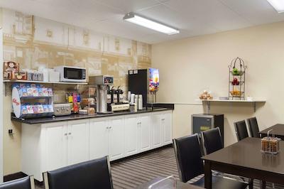 سوپر 8 ساسکاتون وست