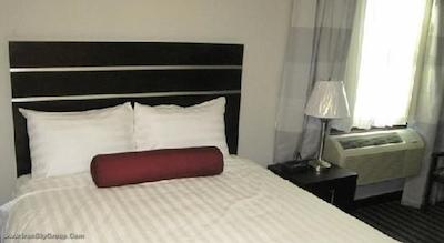 سوپر 8 ساسکاتون وست