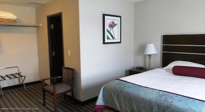 سوپر 8 ساسکاتون وست