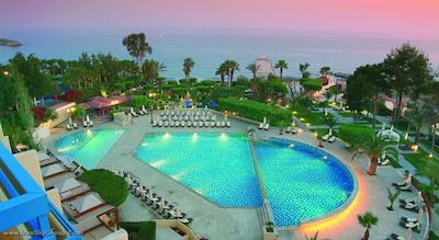 لیاس بیچ هتل اند کانتری کلاب