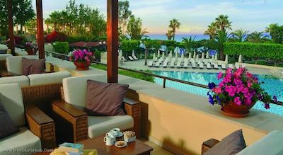 لیاس بیچ هتل اند کانتری کلاب