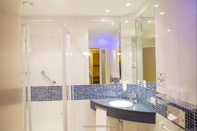 هالیدی این اکسپرس میلان مالپنسا ایرپورت