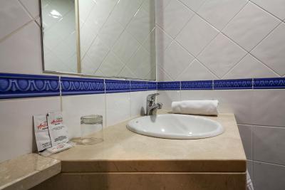 اکتا آنتیبس