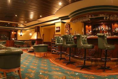 گاددس اف بودرام آسيس هتل