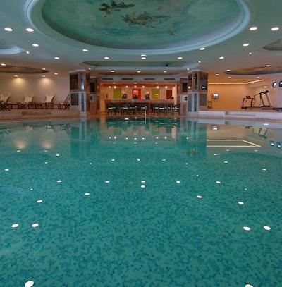 گاددس اف بودرام آسيس هتل