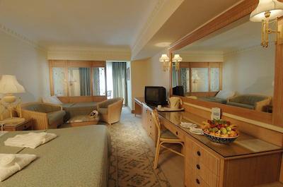 گاددس اف بودرام آسيس هتل