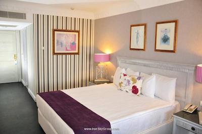 گاددس اف بودرام آسيس هتل