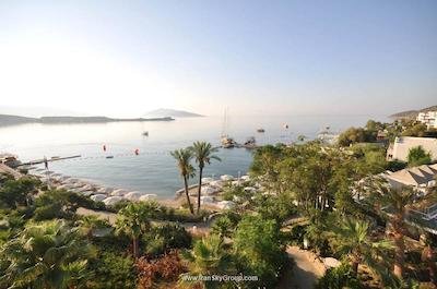 گاددس اف بودرام آسيس هتل