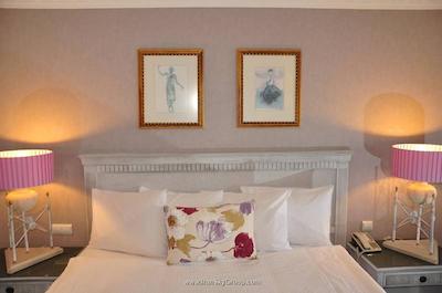 گاددس اف بودرام آسيس هتل