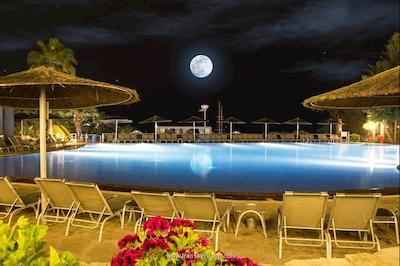 گاددس اف بودرام آسيس هتل