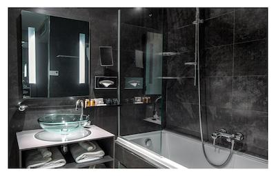 لیریک هتل پاریس