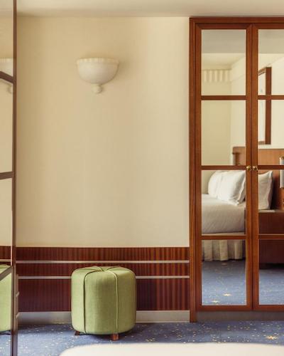 هالیدی این سنت گرمین دثا پرس